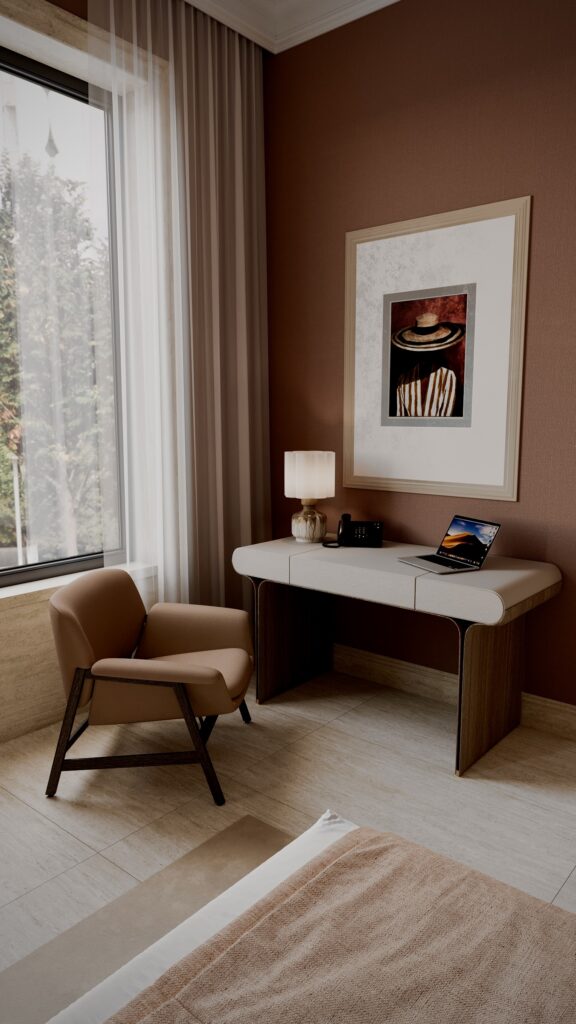 Design interior camera hotel de lux cu birou din nuc și blat crem, fotoliu caramel, tapet terracotta cu textură, tablou figurativ și lumină naturală Fabiano Interiors Amenajare realizată de Fabiano Interiors, expert design interior Oradea.