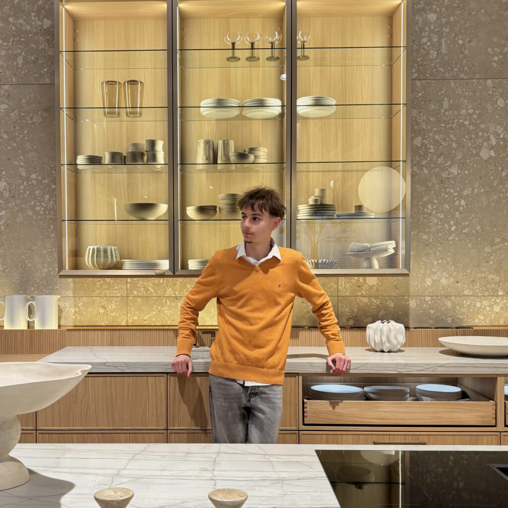 Imagine cu fondatorul și Directorul Creativ Fabiano Interiors Design Interior Oradea