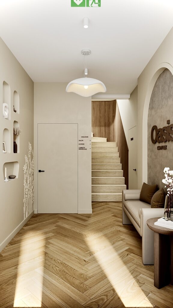 Amenajare zonă de intrare și recepție realizată de Fabiano Interiors în Oradea pentru Oasis Complex, cu arcadă decorativă din tencuială texturată, siglă volumetrice, banchetă elegantă în tonuri calde, nișe încastrate cu forme rotunjite, basorelief floral mural și parchet din lemn dispus în spic.