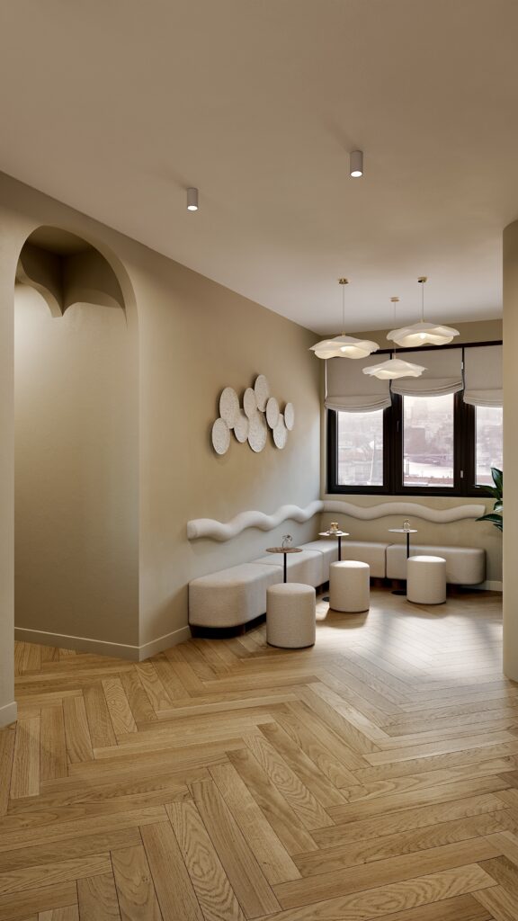 Amenajare zonă de lounge și relaxare realizată de Fabiano Interiors în Oradea pentru Oasis Complex, cu canapea modulară minimalistă în tonuri calde, tabureți din bouclé, măsuțe de cafea zvelte, lustre suspendate organice în formă de floare, parchet din lemn dispus în spic și coffee bar dedicat cu plăci ceramice artizanale zellige.